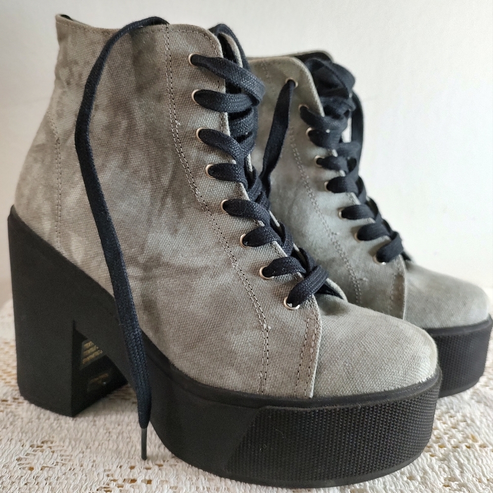 Outsider by Sixtyseven sized 36(EUR - US Wms size 6) Marbled Grey Platform Boots